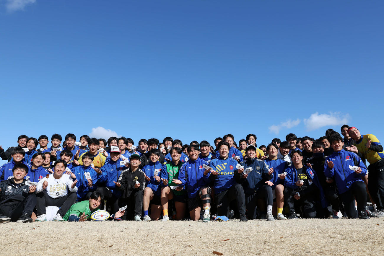 桐蔭学園との決勝戦に向け、笑顔で写真に納まる京都成章の選手たち（撮影・前田充）
