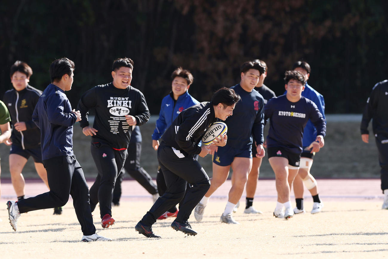 桐蔭学園との決勝戦に向け練習に臨む土肥（中央）ら京都成章の選手たち（撮影・前田充）