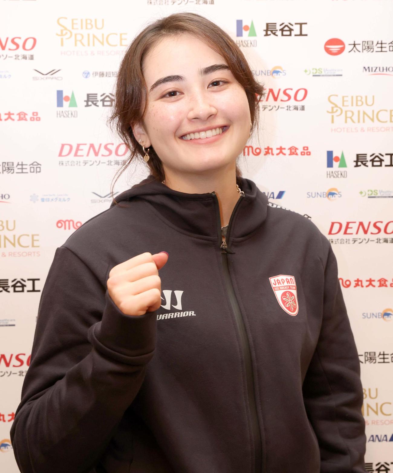 笑顔でガッツポーズのハロラン（撮影・黒川智章）