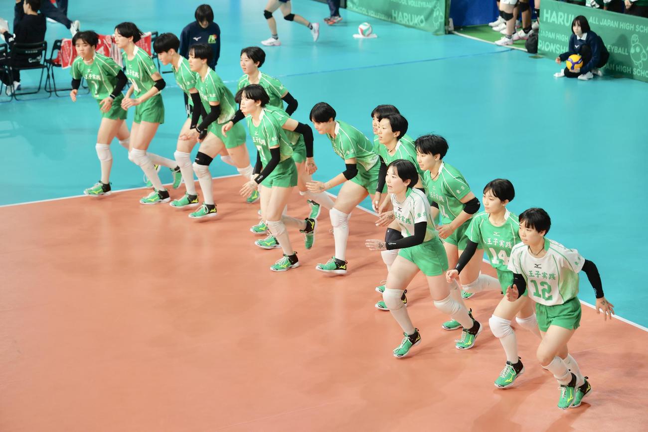 新発田商対八王子実践　新発田商に勝利する八王子実践（撮影・河田真司）