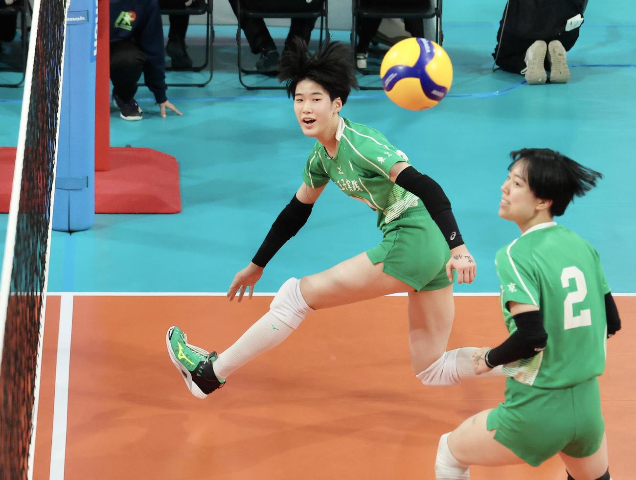 新発田商対八王子実践　第2S、レシーブする八王子実践・大雲（左）（撮影・河田真司）