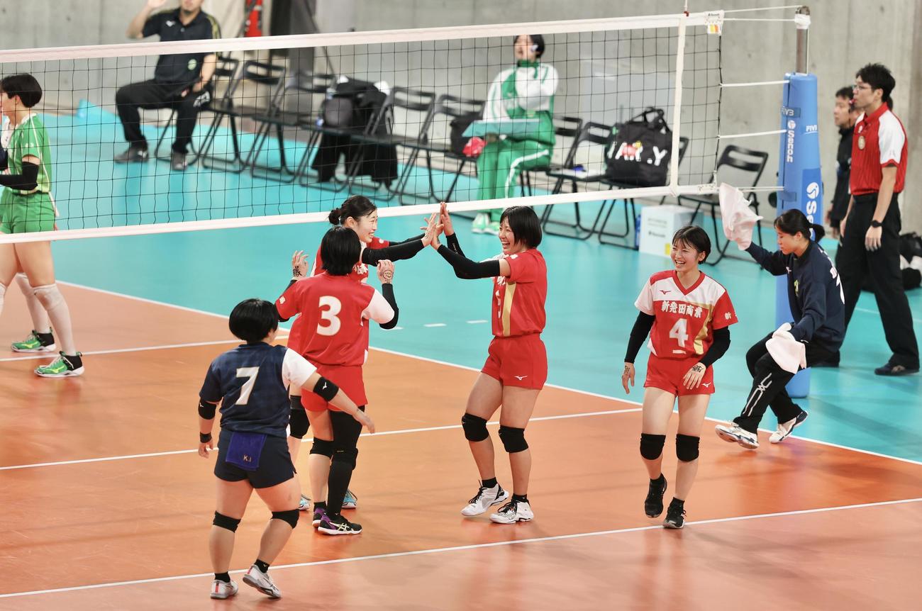 新発田商対八王子実践　第2S、ポイントする新発田商（撮影・河田真司）