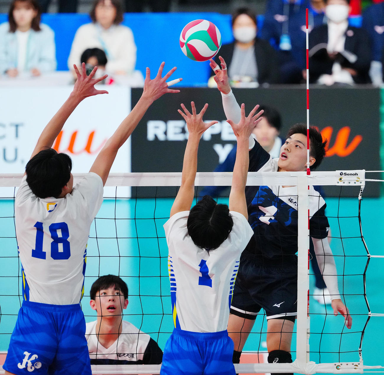 福岡大大濠対小松大谷　ブロックをかわし得点する福岡大大濠・新山（右）（撮影・垰建太）