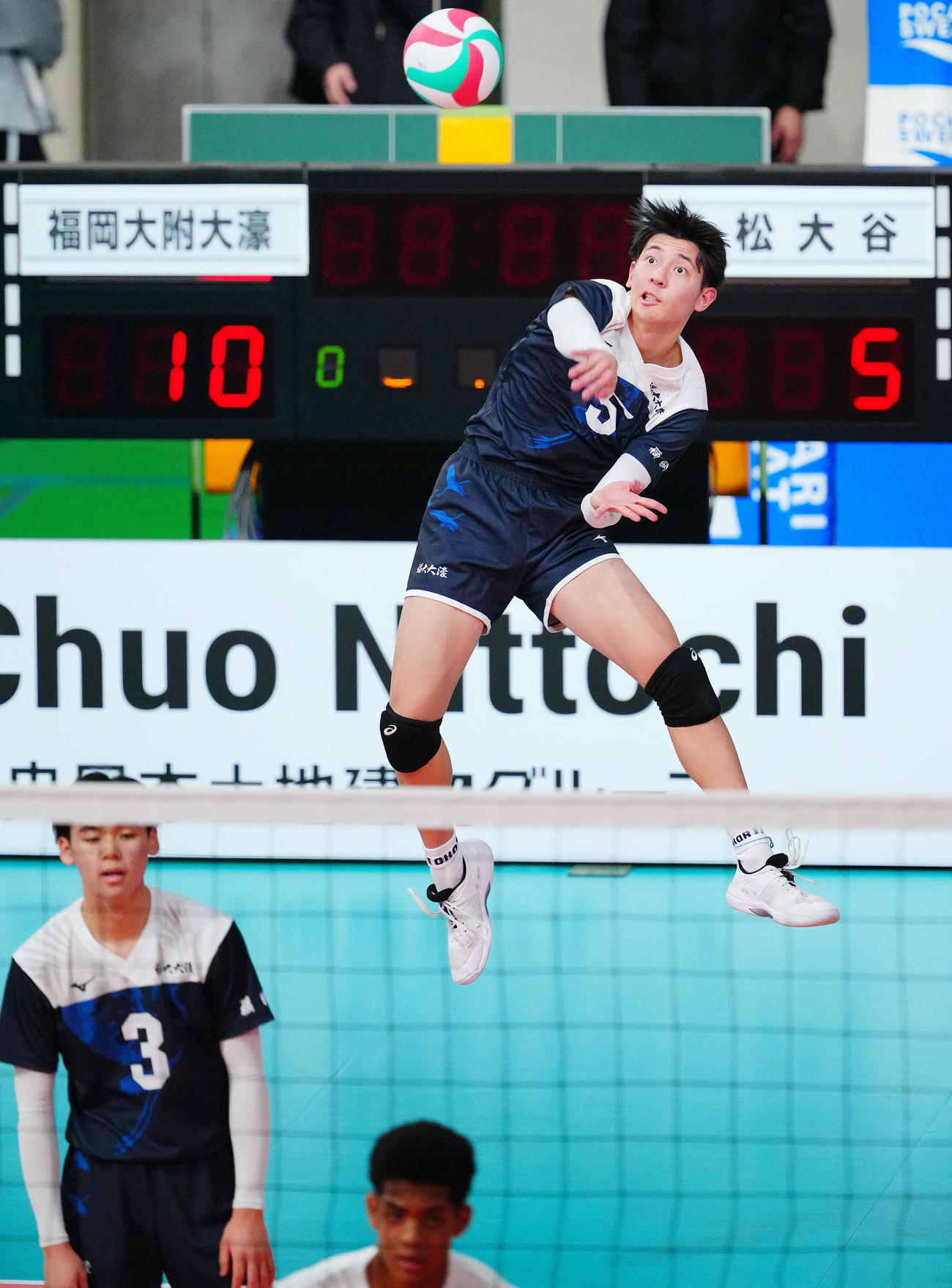福岡大大濠対小松大谷　強烈なサーブを放つ福岡大大濠・北島（撮影・垰建太）