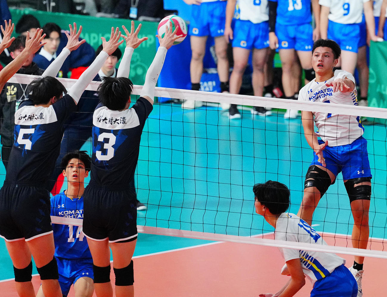 福岡大大濠対小松大谷　スパイクを放つもブロックに阻まれる小松大谷・奥田（右）（撮影・垰建太）