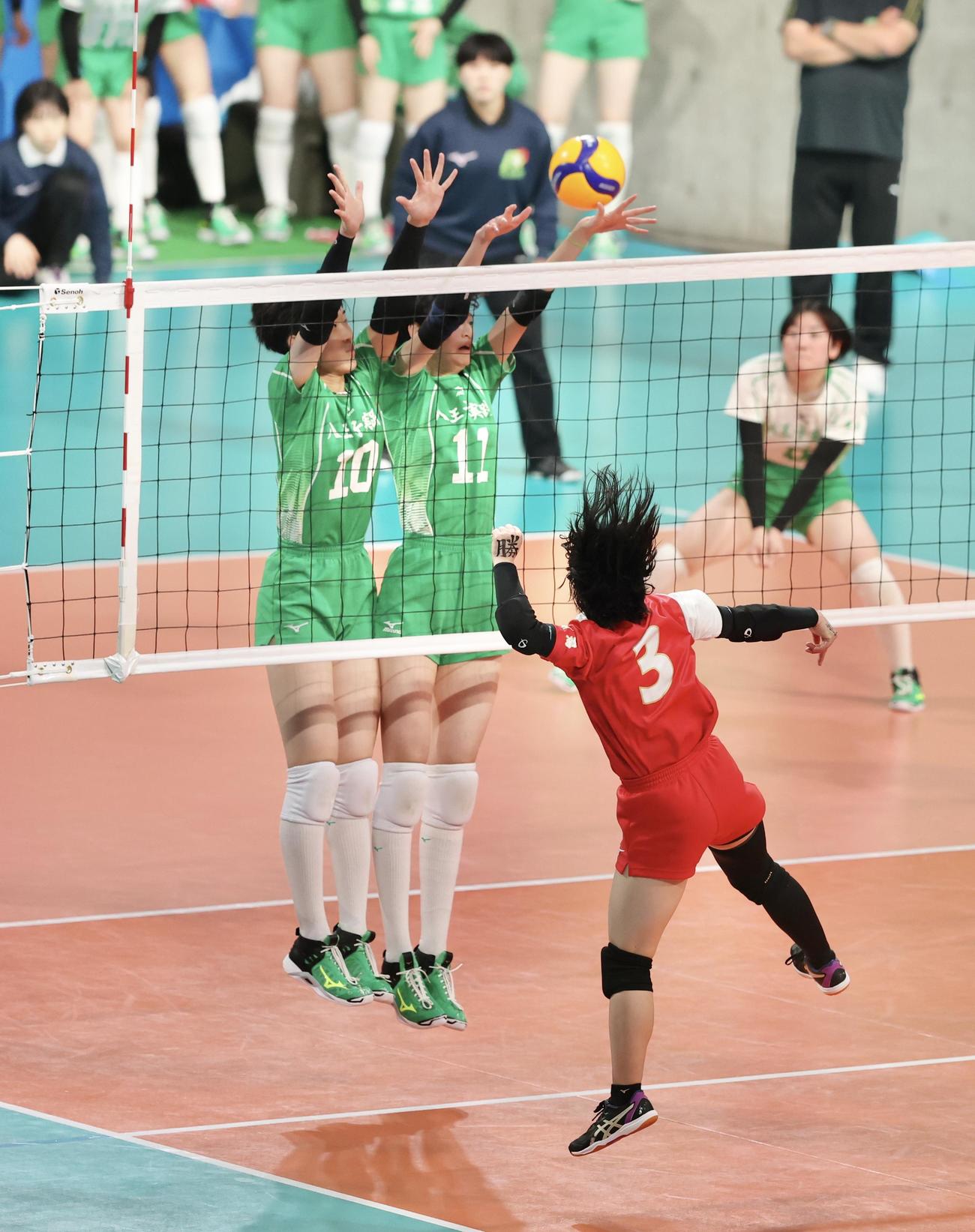 新発田商対八王子実践　第2S、ブロックに入る八王子実践・大雲（左）（撮影・河田真司）