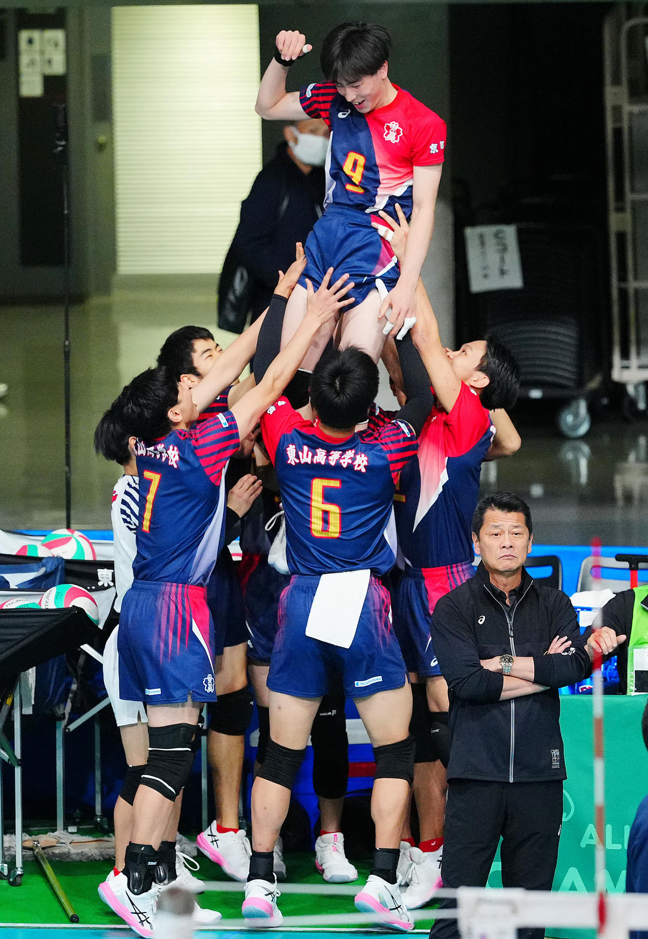 東山対東北　チームの得点に盛り上がる選手を背に表情を変えない東山・豊田監督（手前）（撮影・垰建太）