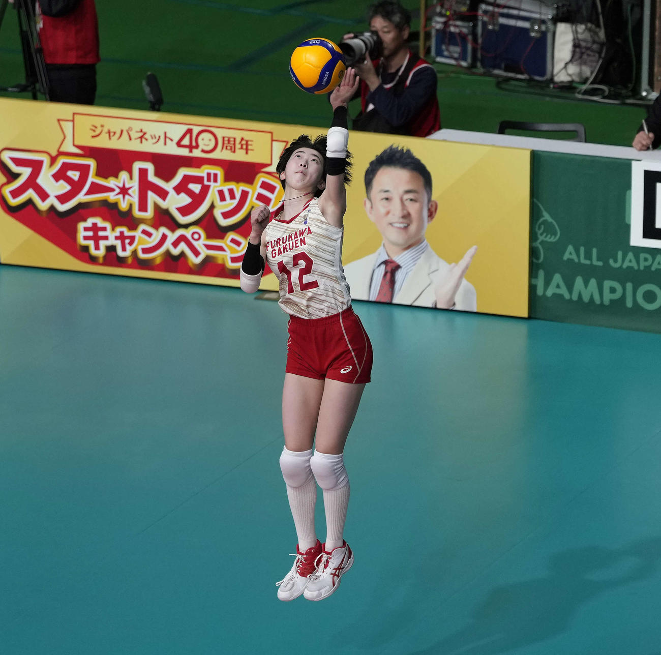 女子2回戦　古川学園対大阪国際　第3セット　サーブを放つ古川学園・鈴木（撮影・小島史椰）