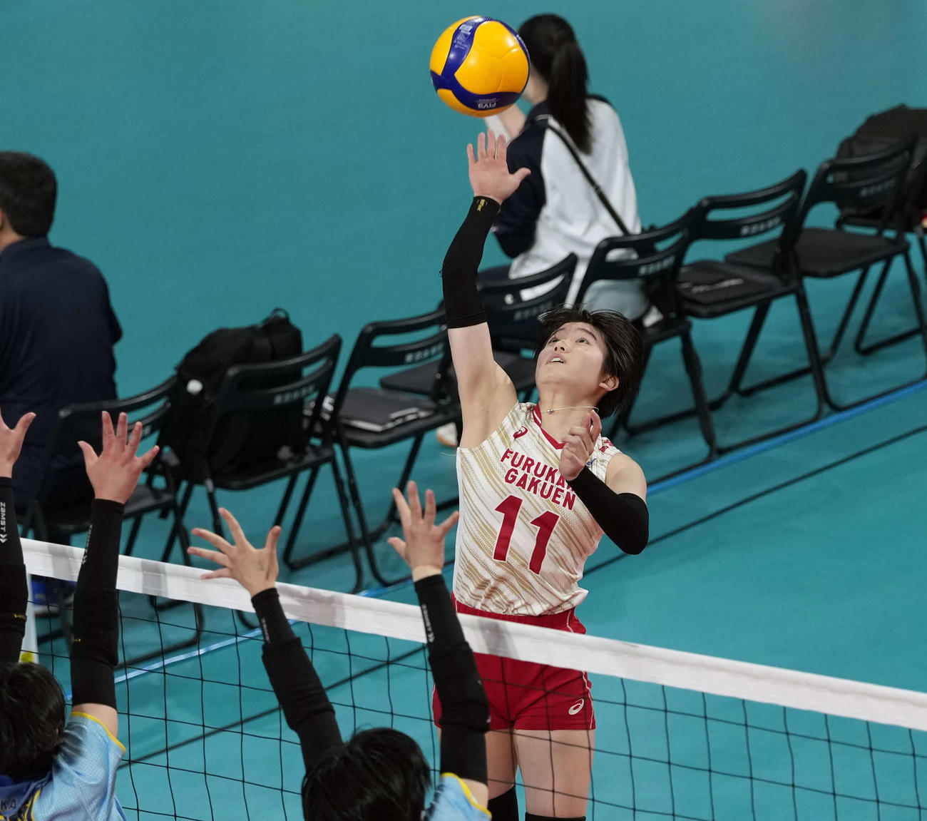 女子2回戦　古川学園対大阪国際　第3セット　スパイクを放つ古川学園・菊地（撮影・小島史椰）