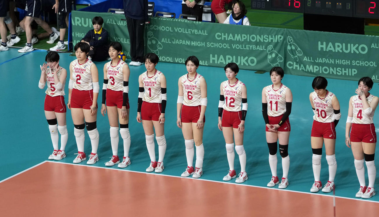 女子2回戦　古川学園対大阪国際　大阪国際に敗れ整列する古川学園の選手たち（撮影・小島史椰）