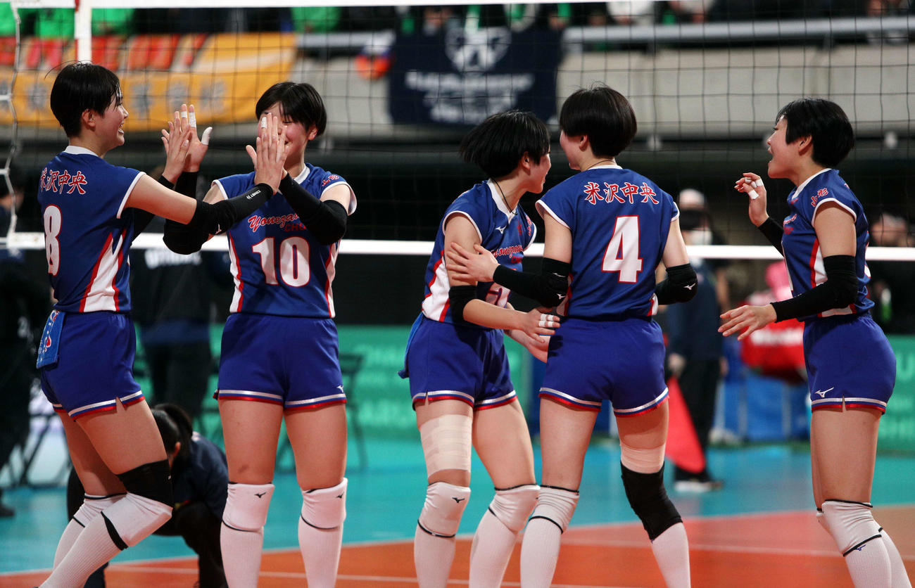 米沢中央対安来　第2S、得点を喜ぶ米沢中央の選手ら（撮影・木村有優）