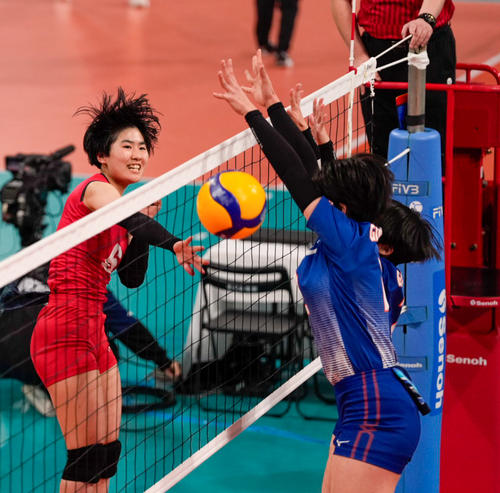 女子2回戦　鳥栖商対銀河学院　第1セット　スパイクを放つ鳥栖商・市坪（撮影・小島史椰）