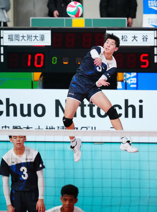 福岡大大濠対小松大谷　強烈なサーブを放つ福岡大大濠・北島（撮影・垰建太）