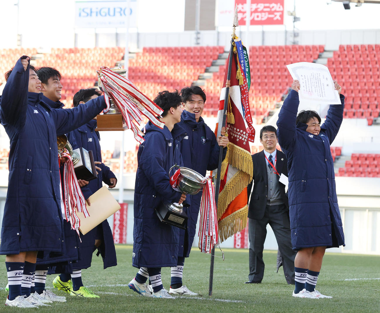 京都成章対桐蔭学園　桐蔭学園フィフティーンは3連覇を達成し、応援団と喜びを分かち合う（撮影・上山淳一）