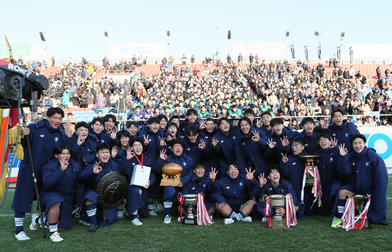 京都成章対桐蔭学園　3連覇を達成し、歓喜する桐蔭学園フィフティーン（撮影・上山淳一）
