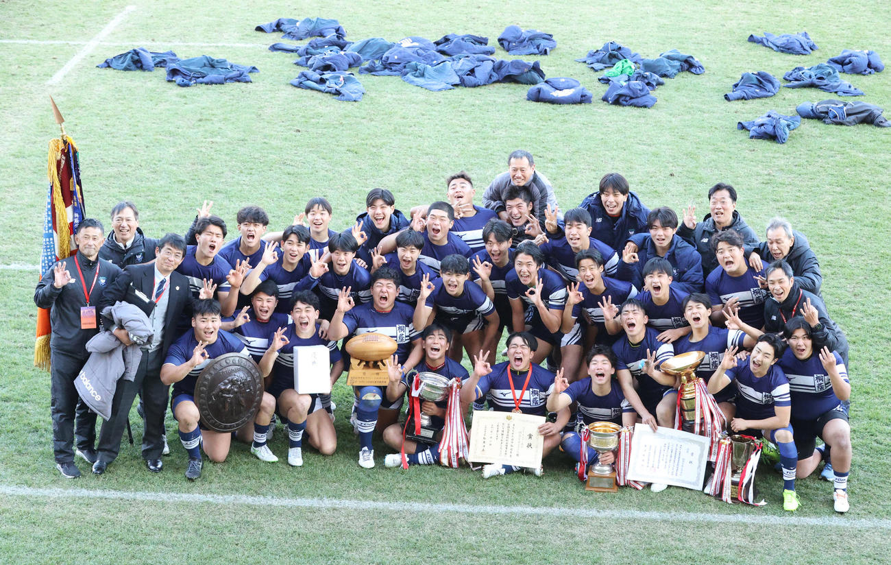 京都成章対桐蔭学園　3連覇を達成し、歓喜する桐蔭学園フィフティーン（撮影・上山淳一）