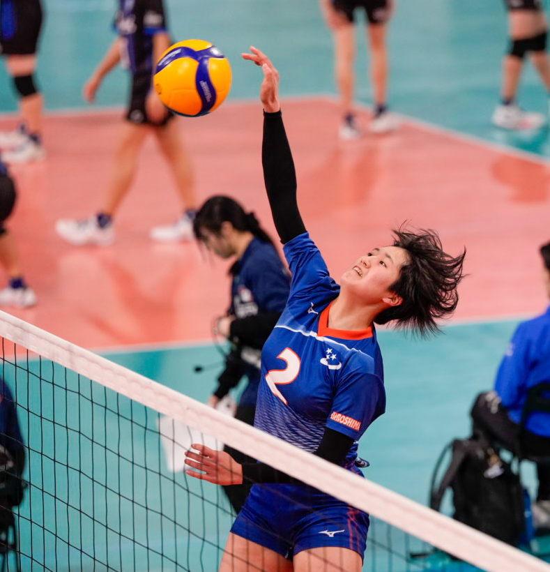 女子2回戦　鳥栖商対銀河学院　第1セット　スパイクを放つ銀河学院・畠山（撮影・小島史椰）