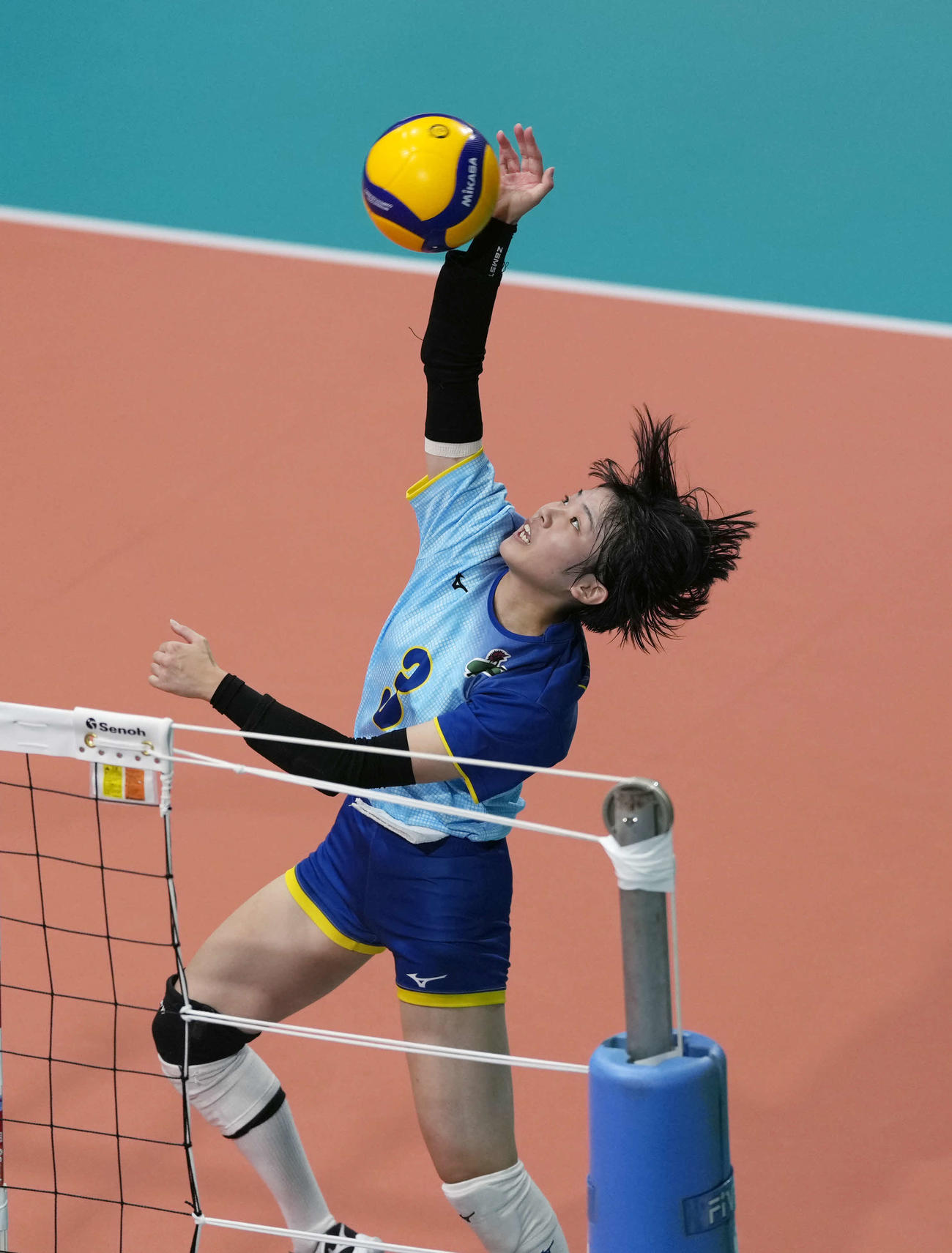 女子2回戦　古川学園対大阪国際　第2セット　スパイクを放つ大阪国際・吉本（撮影・小島史椰）
