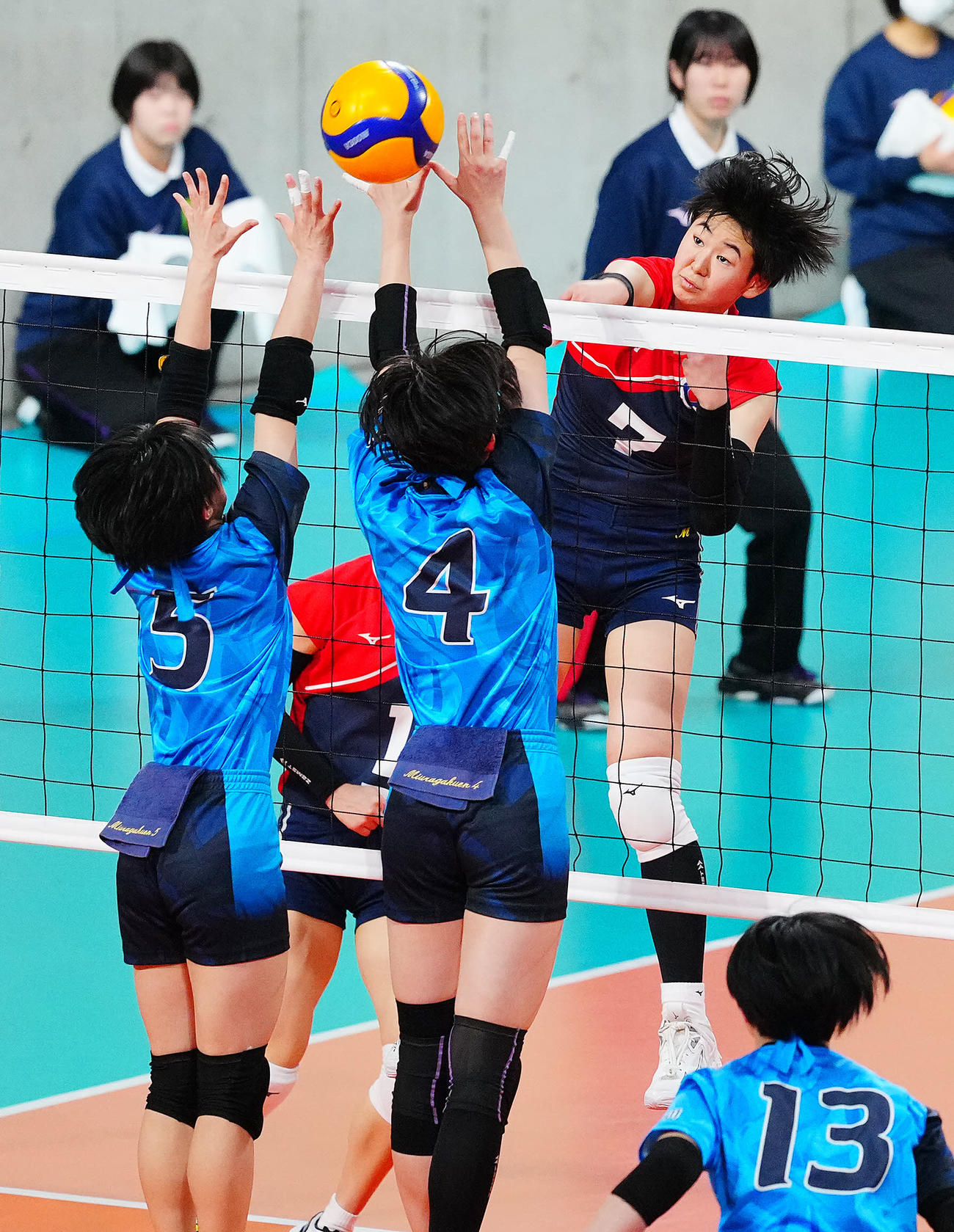 熊本信愛女学院対三浦学苑　スパイクを決める熊本信愛女学院・浅野（右）（撮影・垰建太）