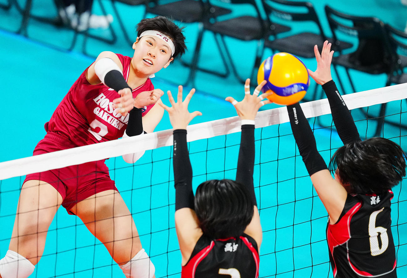 細田学園対高知中央　スパイクを決める細田学園・松本（左）（撮影・垰建太）