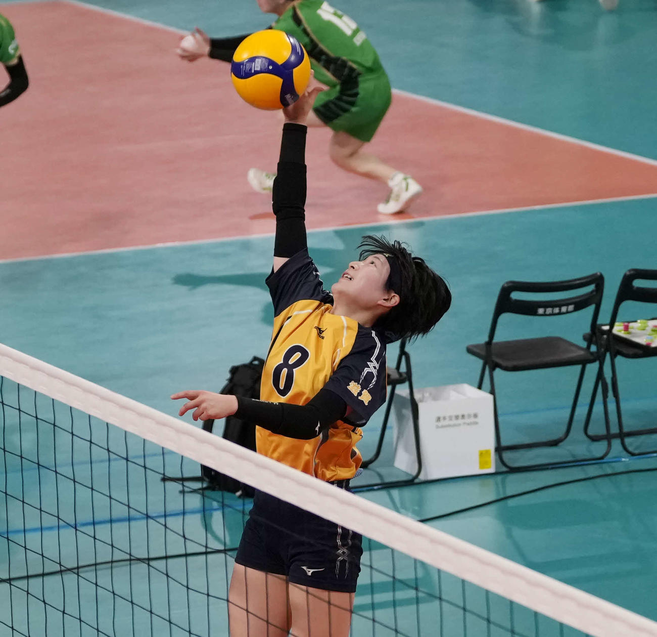 女子2回戦　近江兄弟社対富山第一　第2セット　スパイクを放つ近江兄弟社・安田（撮影・小島史椰）