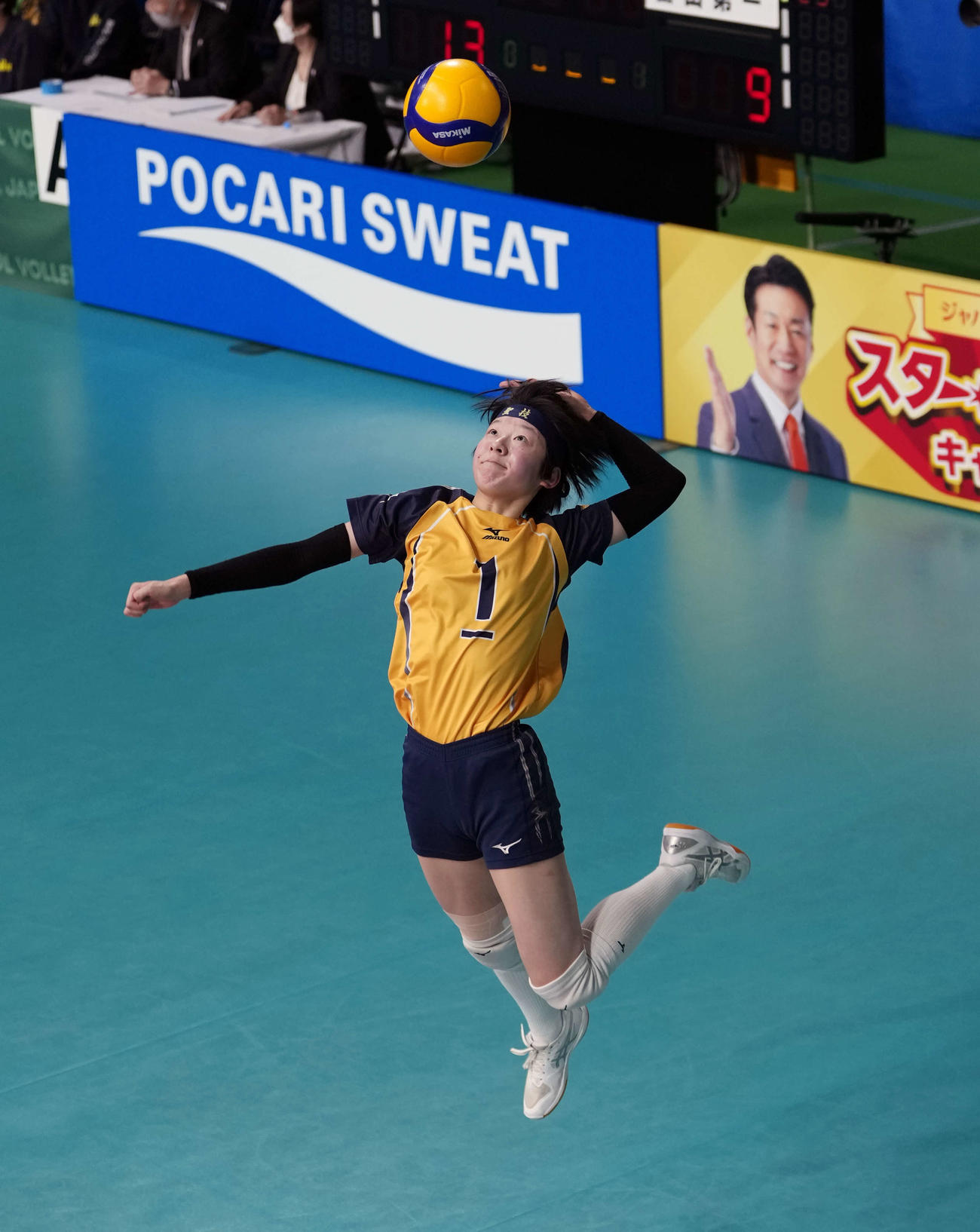 女子2回戦　近江兄弟社対富山第一　第2セット　サーブを放つ近江兄弟社・中村（撮影・小島史椰）