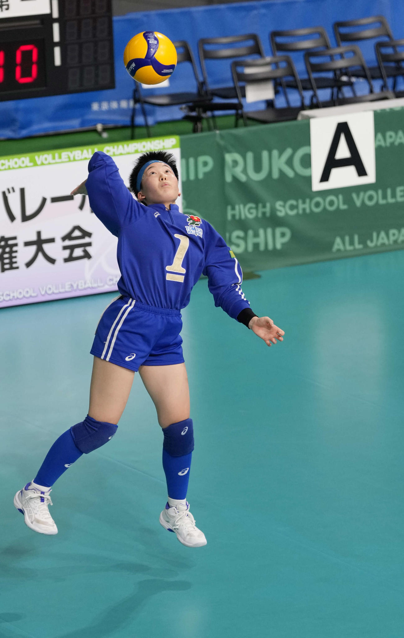 女子2回戦　近江兄弟社対富山第一　第2セット　サーブを放つ富山第一・池田（撮影・小島史椰）