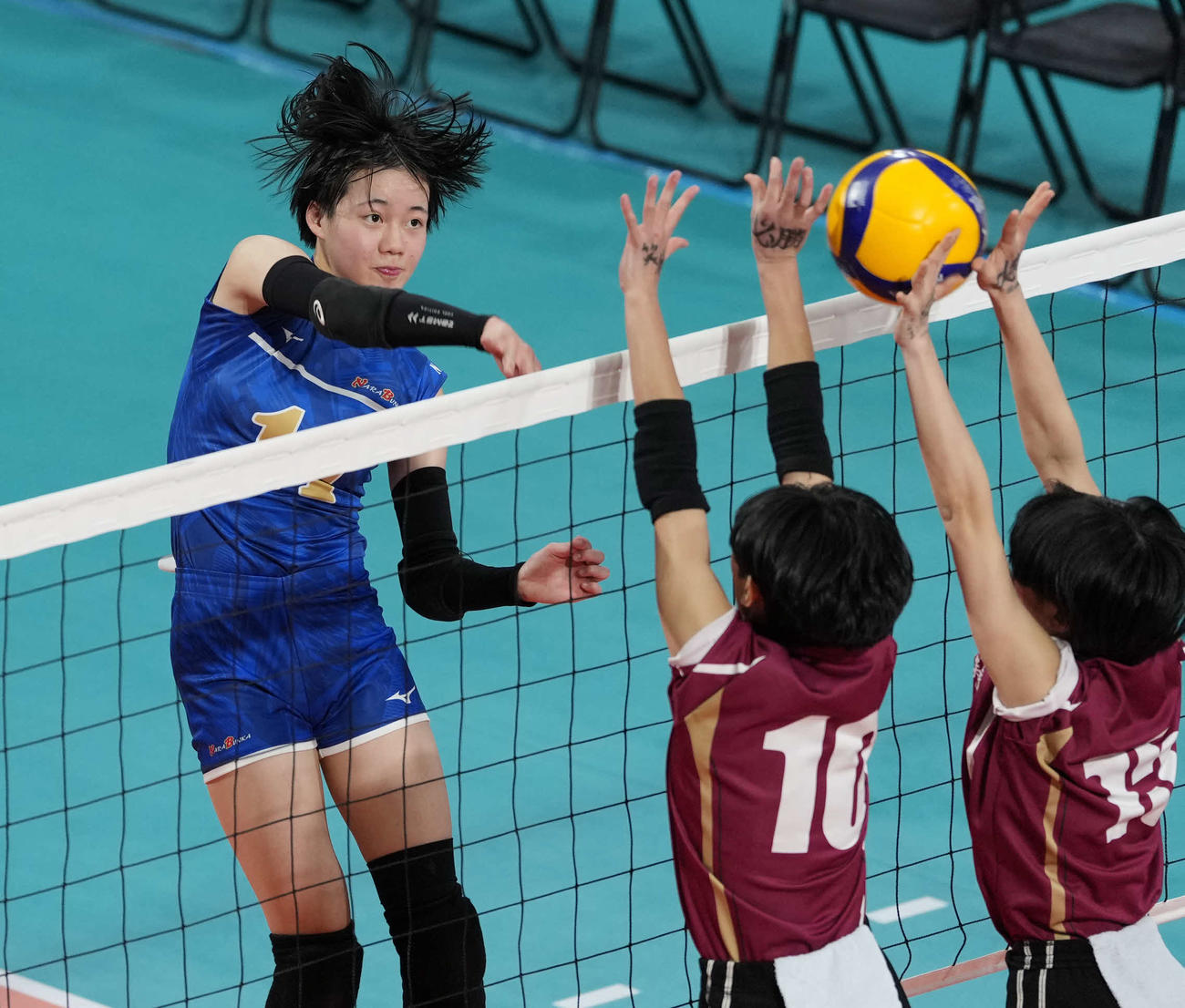 女子2回戦　奈良文化対旭川実　第2セット　スパイクを放つ奈良文化・福西（撮影・小島史椰）