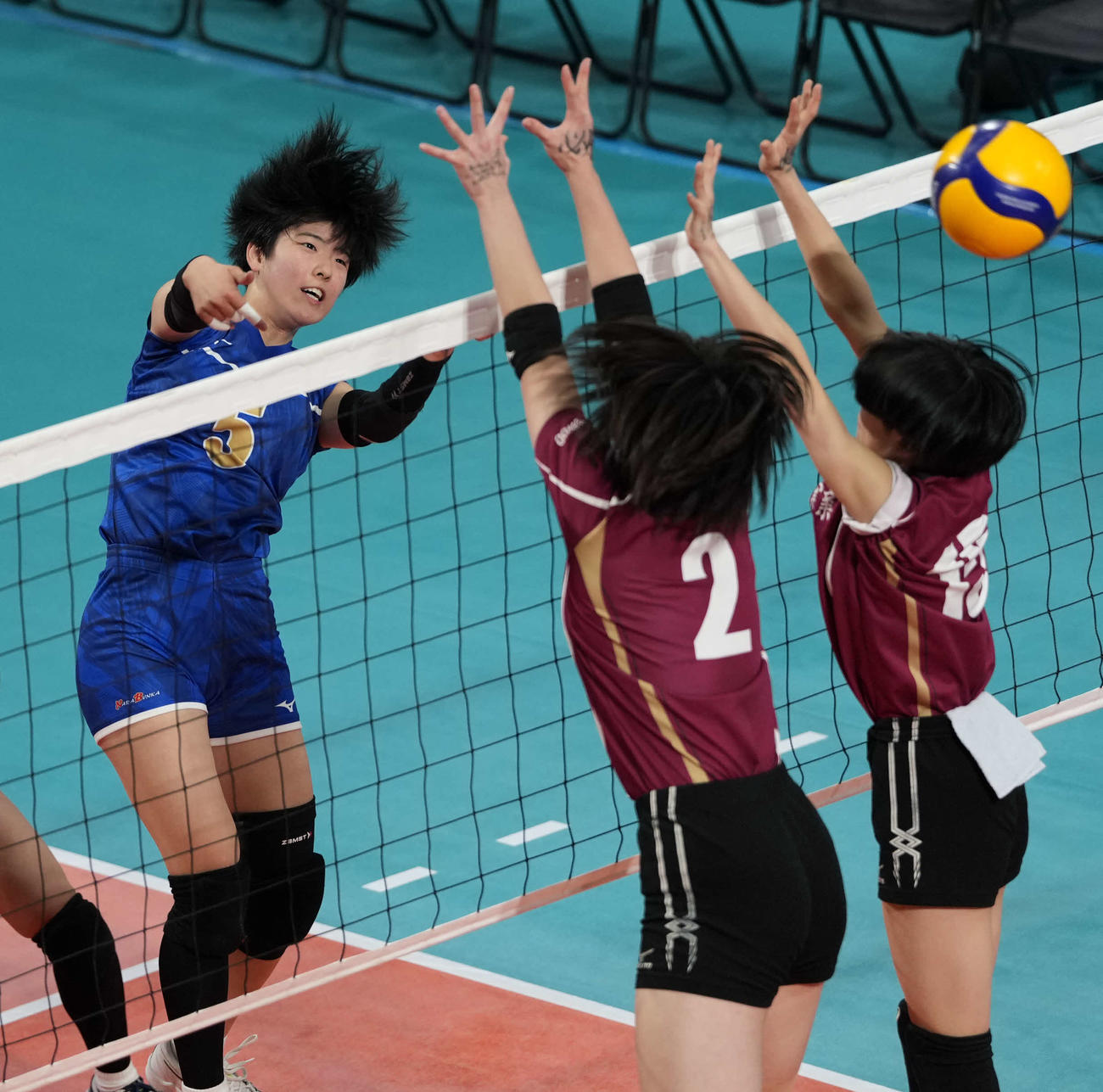 女子2回戦　奈良文化対旭川実　第2セット　スパイクを放つ奈良文化・山本（撮影・小島史椰）