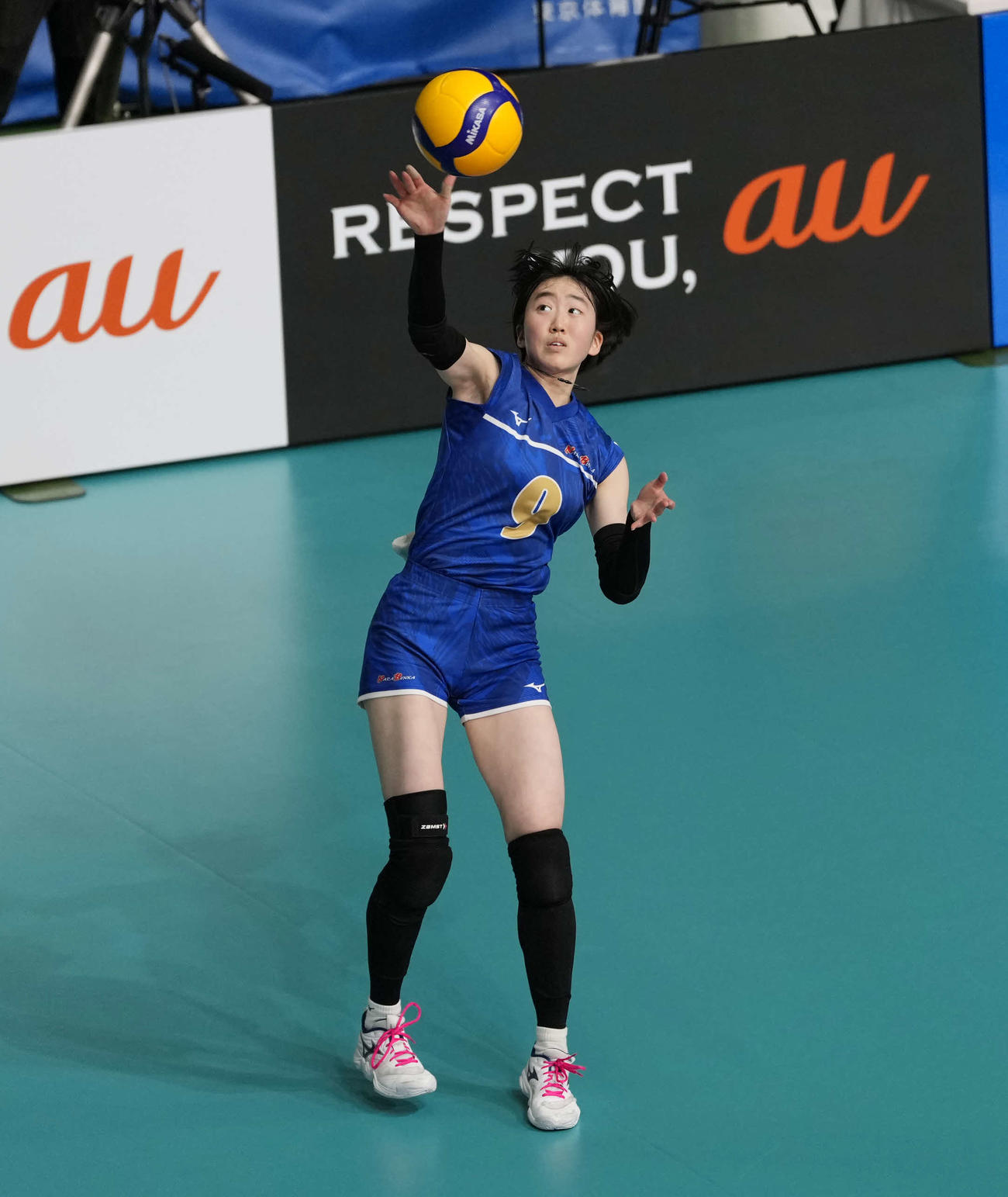 女子2回戦　奈良文化対旭川実　第2セット　サーブを放つ奈良文化・太田（撮影・小島史椰）