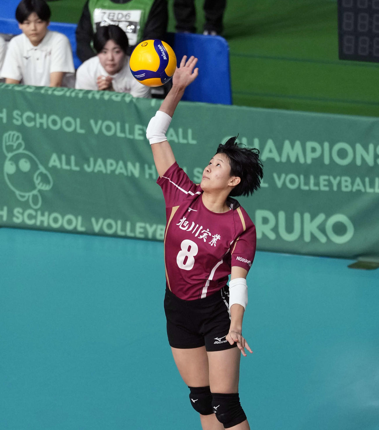女子2回戦　奈良文化対旭川実　第2セット　サーブを放つ旭川実・青木（撮影・小島史椰）