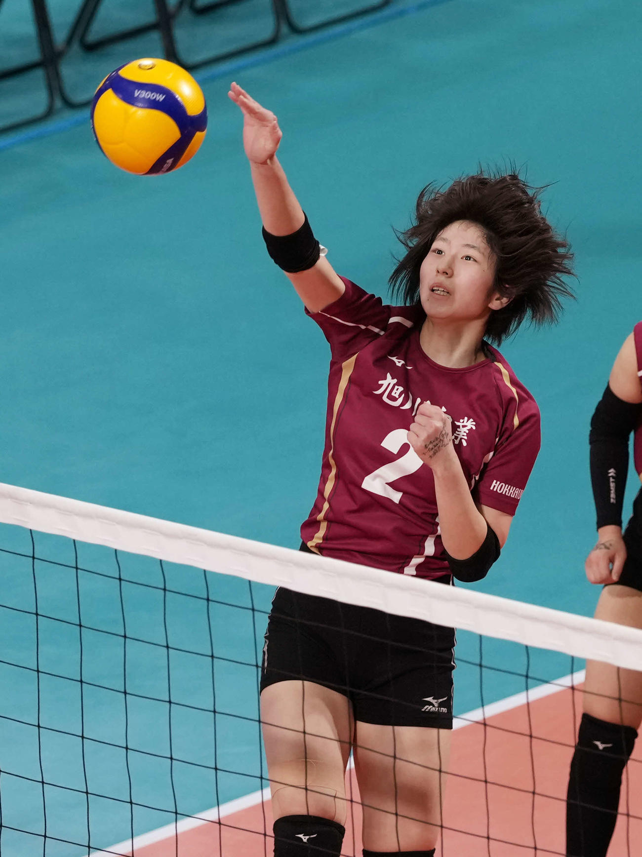 女子2回戦　奈良文化対旭川実　第2セット　スパイクを放つ旭川実・土屋（撮影・小島史椰）