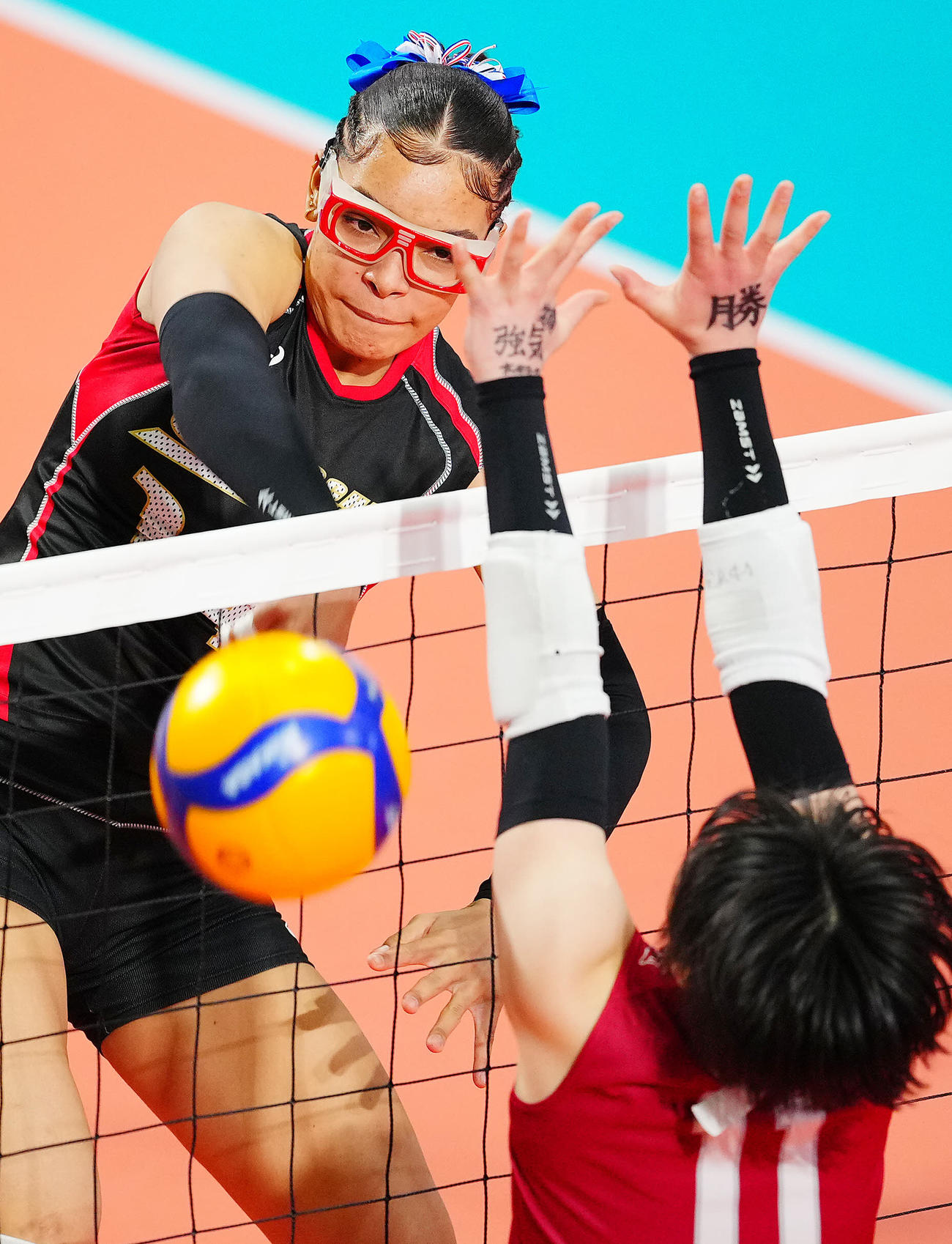 細田学園対高知中央　スパイクを決める高知中央・クリスタル・ヤスメリス・メルセデス・ヌニェス（撮影・垰建太）