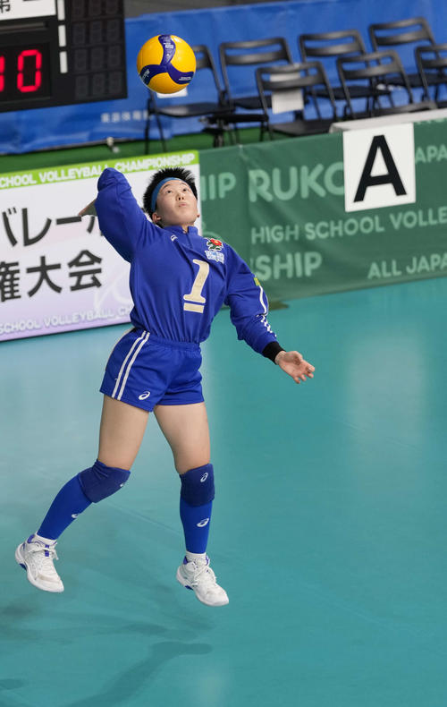 女子2回戦　近江兄弟社対富山第一　第2セット　サーブを放つ富山第一・池田（撮影・小島史椰）
