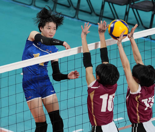 女子2回戦　奈良文化対旭川実　第2セット　スパイクを放つ奈良文化・福西（撮影・小島史椰）