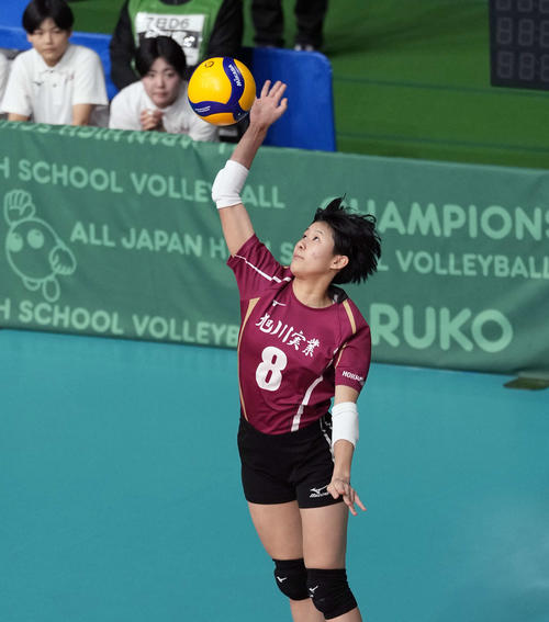 女子2回戦　奈良文化対旭川実　第2セット　サーブを放つ旭川実・青木（撮影・小島史椰）