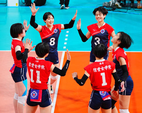 熊本信愛女学院対三浦学苑　得点に喜ぶ熊本信愛女学院の選手たち（撮影・垰建太）