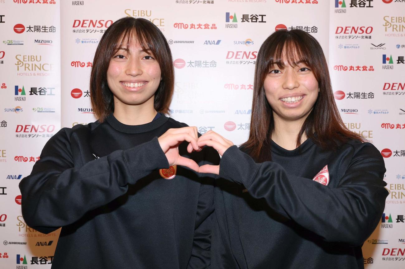 ポーズをとる野呂里（左）と野呂莉