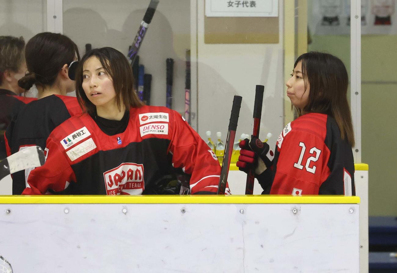 1月6日、練習を終え引き揚げる野呂里桜（左）と野呂莉里