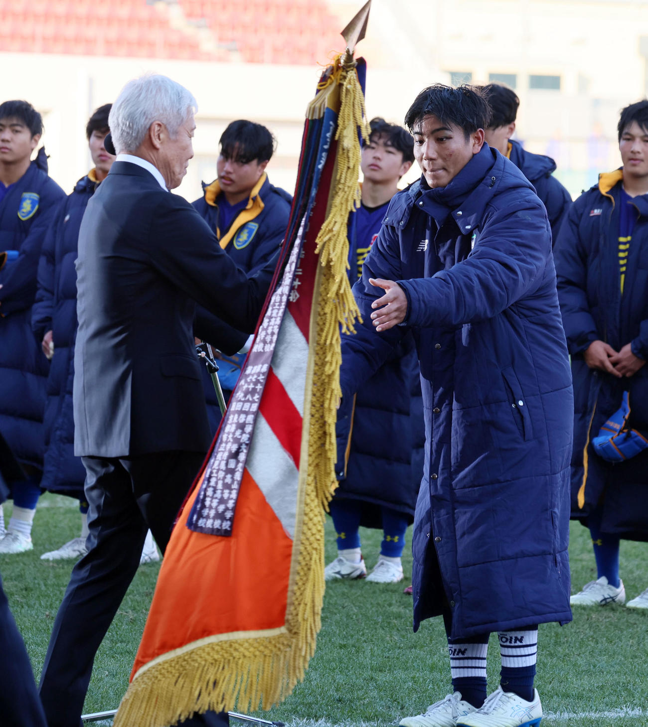 京都成章対桐蔭学園　表彰式で桐蔭学園・古賀が優勝旗を受ける（撮影・加藤哉）
