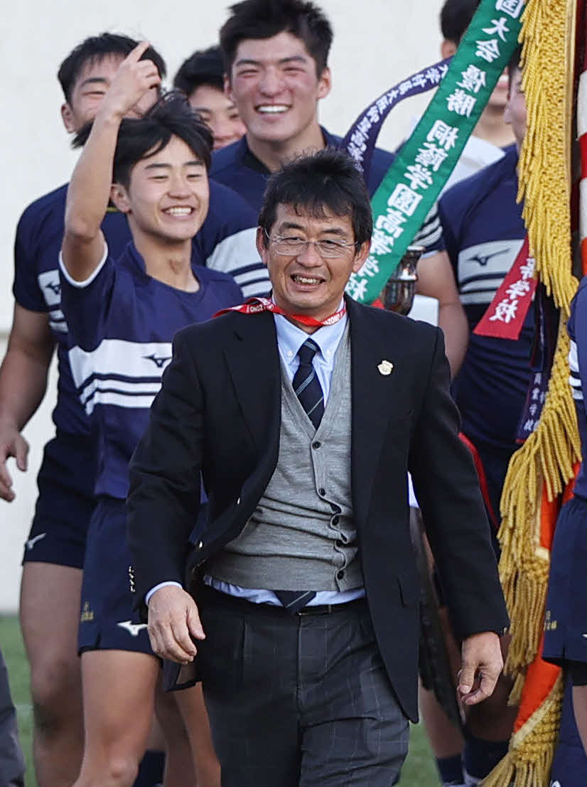 京都成章対桐蔭学園　3連覇を達成した桐蔭学園の藤原監督（手前）は笑顔を見せる（撮影・上山淳一）