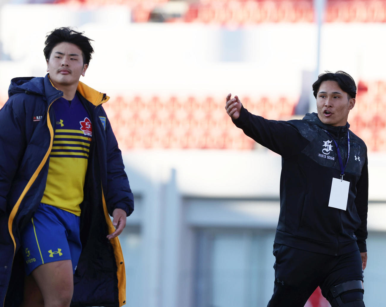 京都成章対桐蔭学園　準優勝の京都成章の笹岡主将（右）は仲間たちと応援団の元へあいさつに向かう（撮影・上山淳一）