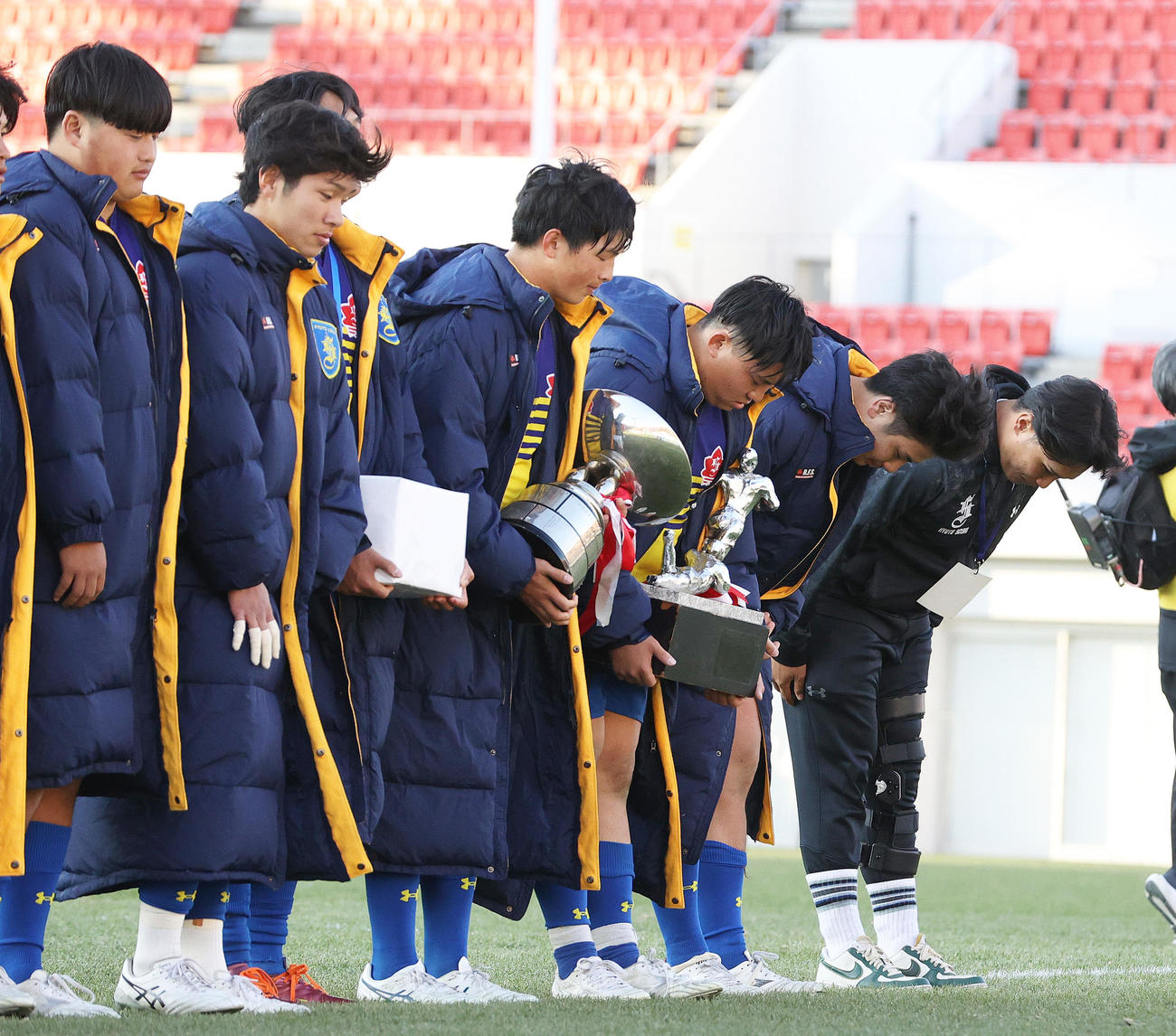 京都成章対桐蔭学園　スタンドの応援団にあいさつする準優勝の京都成章の選手ら（撮影・上山淳一）