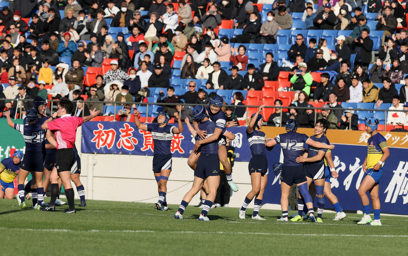 京都成章対桐蔭学園　京都成章に勝利して優勝を決めた桐蔭学園フィフティーン（撮影・加藤哉）
