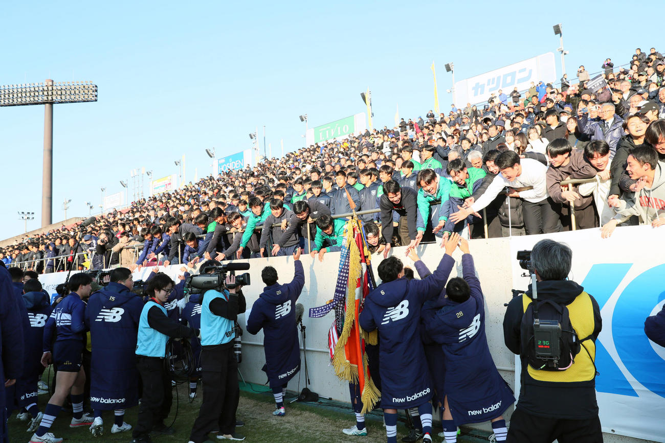 京都成章対桐蔭学園　桐蔭学園フィフティーンは3連覇を達成し、応援団と喜びを分かち合う（撮影・上山淳一）
