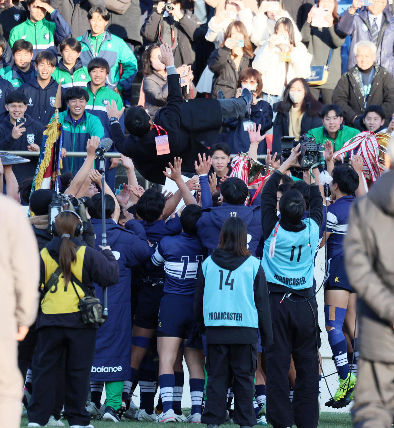 京都成章対桐蔭学園　試合後フィフティーンから胴上げされる桐蔭学園の藤原監督（撮影・加藤哉）