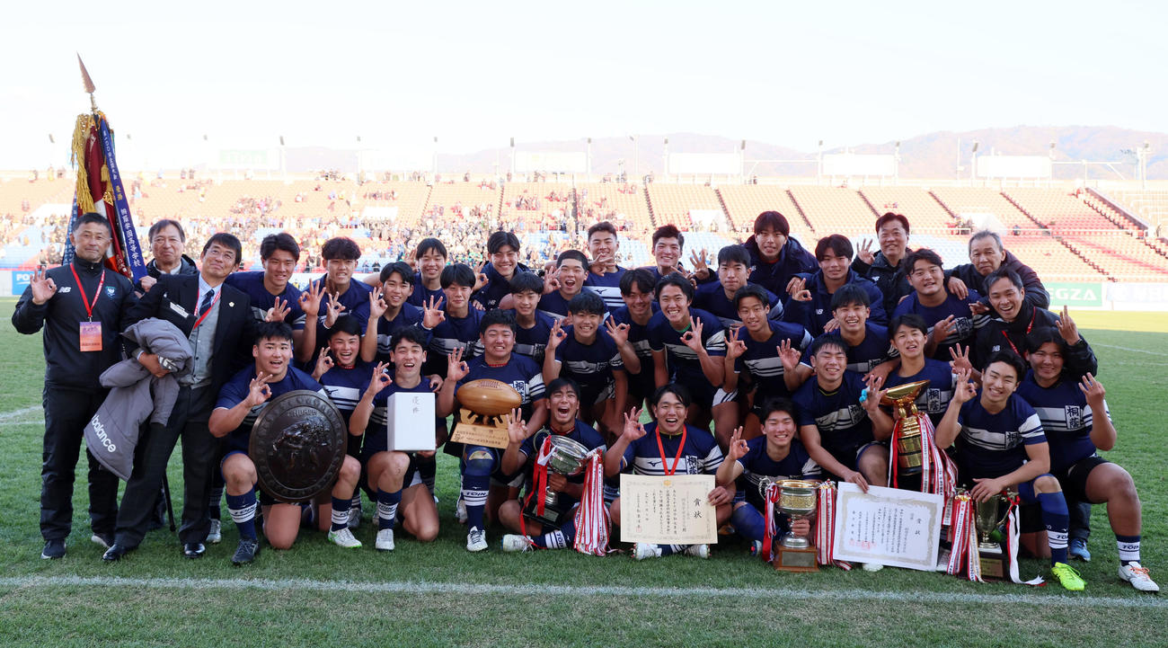 京都成章対桐蔭学園　京都成章に勝利して優勝を決め記念写真に納まる桐蔭学園フィフティーン（撮影・加藤哉）