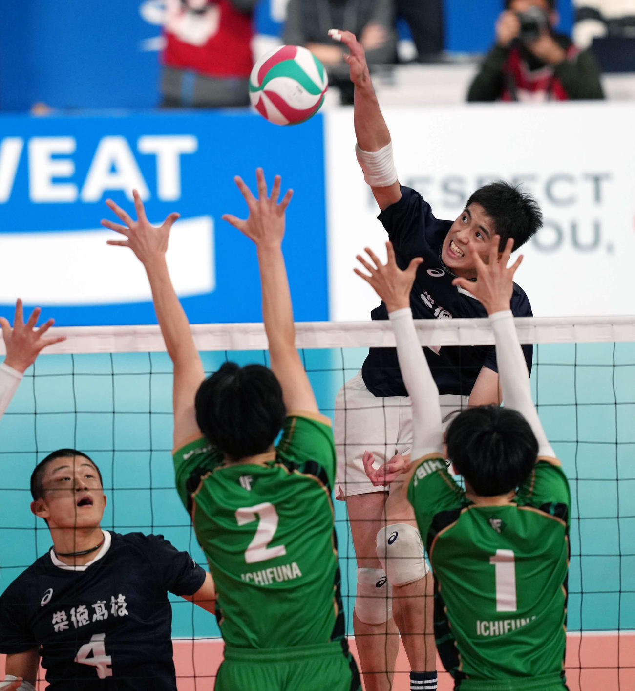 男子2回戦　市船橋対崇徳　第2セット　スパイクを放つ崇徳・伊藤（撮影・小島史椰）