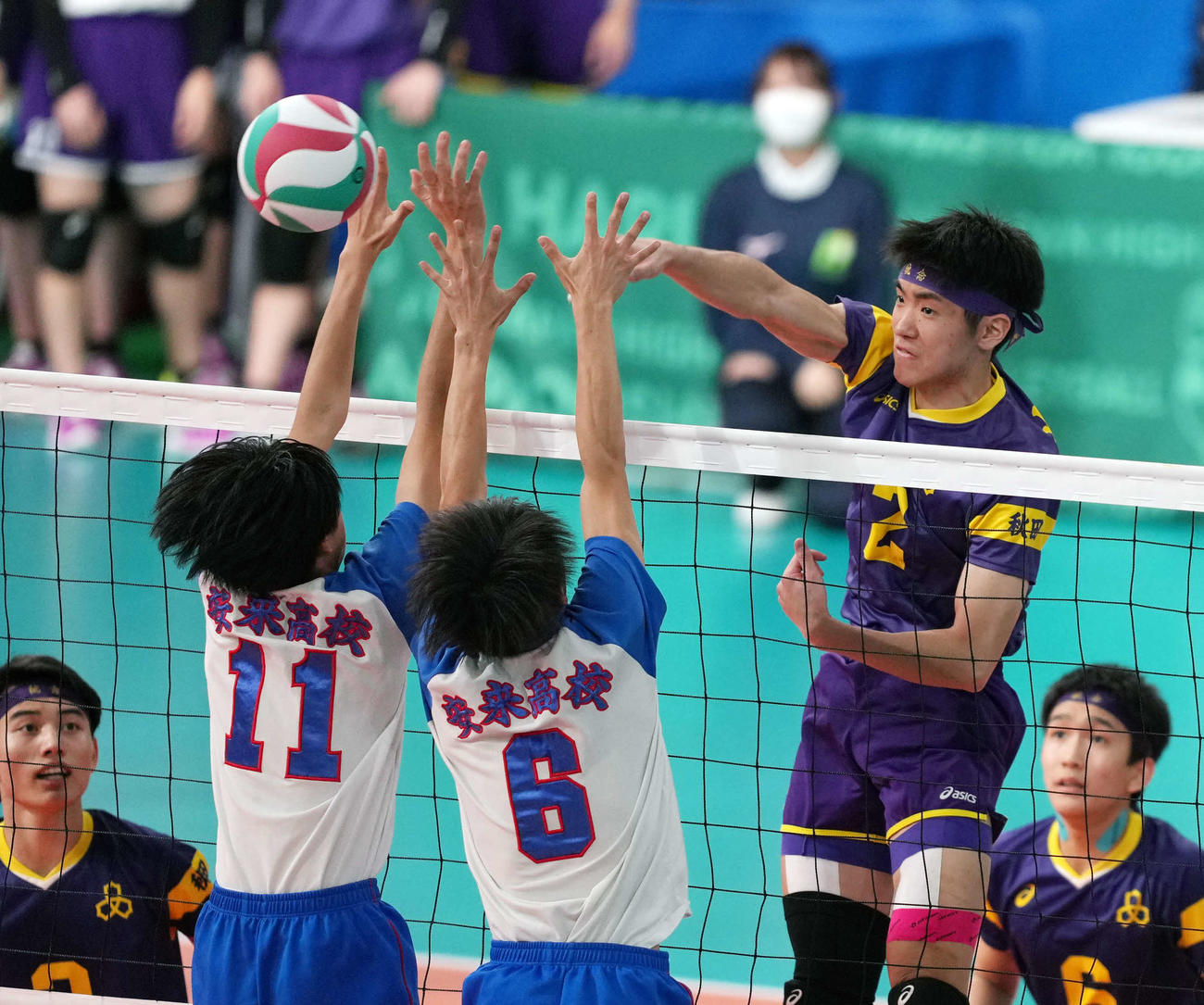 男子2回戦　雄物川対安来　第2セット　スパイクを放つ雄物川・佐々木（撮影・小島史椰）