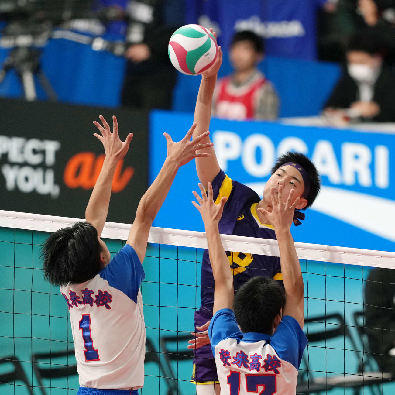 男子2回戦　雄物川対安来　第2セット　スパイクを放つ雄物川・松任（撮影・小島史椰）